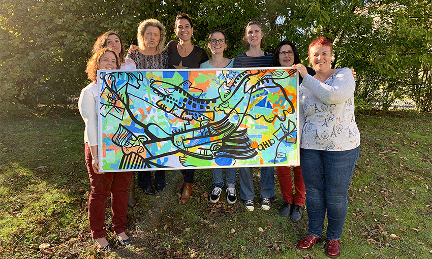 Exemple de tableau œuvre collective réalisé par un groupe de moins de 10 personnes lors du Team Building Fresque Play Art Totem Box par aNa à la Crèche près de Niort dans les Deux Sèvres