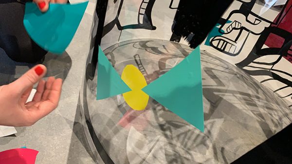 Idée d'animation de séminaire artistique originale permet de créer une fresque plexiglas géante décorée avec des stickers